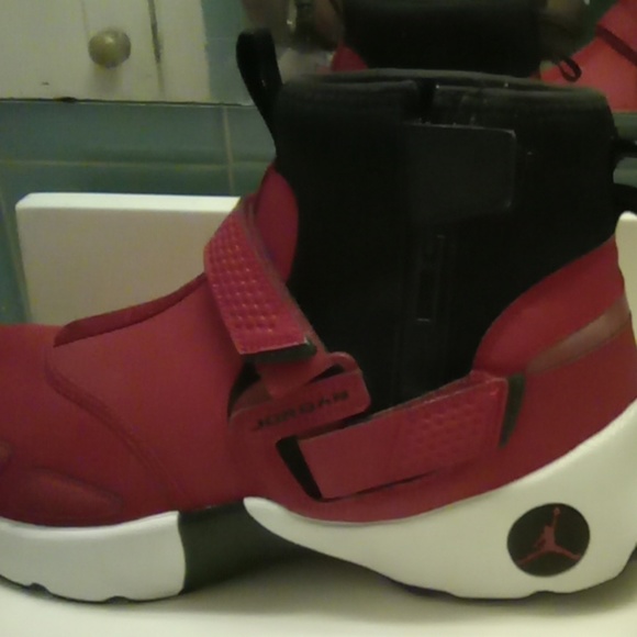 Shoes - Picture 6 of 8